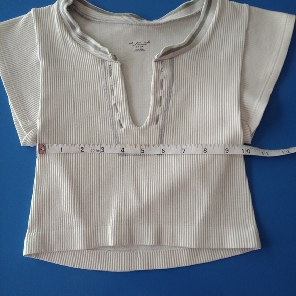 - Urban Outfitters Crop Top. Size XS. Pristine Condition. - Picture 5 of 5